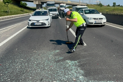 Trafik Polisinden Örnek Davranış: Sürücülerin Güvenliği İçin Süpürgeyle Yolu Süpürdü