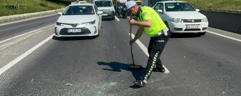 Trafik Polisinden Örnek Davranış: Sürücülerin Güvenliği İçin Süpürgeyle Yolu Süpürdü