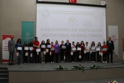 Kırklareli'nde Ortaokul Öğrencileri İngilizce Tiyatro Gösterisiyle Teknoloji Bağımlılığına Dikkati Çekti