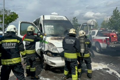 Minibüsün Durumuna Yakınırken Yangına Yakalandılar