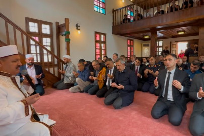 Vali Sezer, Açılışı Yapılan Camide Cuma Namazı Kıldı