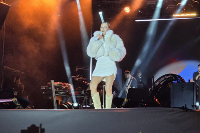 Şarkıcı Derya Uluğ, Kırklareli'nde Konser Verdi