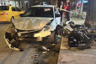 Edirne'de Otomobille Çarpışan Motosikletteki 2 Kişi Yaralandı