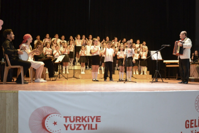 Gelibolu'da İlkokul Öğrencilerinin Kurduğu Koro Konser Verdi