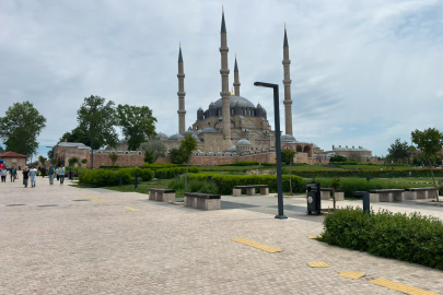‎Selimiye Meydanı’na Kılavuz Zeminler Yenilenmeyi Bekliyor