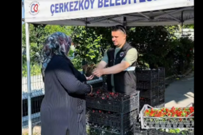 Çerkezköy’de Kabir Ziyaretinde Vatandaşlara Ücretsiz Çiçek Dağıtıldı