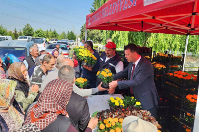 Çorlu’da Mezarlık Ziyaretinde Vatandaşlara Çiçek Takdimi