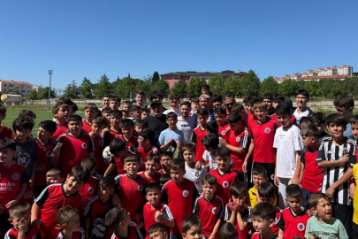 Milli Futbolcu Cengiz Ünder Memleketi Balıkesir'de Genç Sporcularla Buluştu