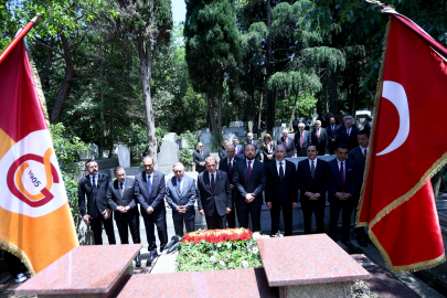Dursun Özbek, Ali Sami Yen ve Süleyman Seba'nın Kabrini Ziyaret Etti