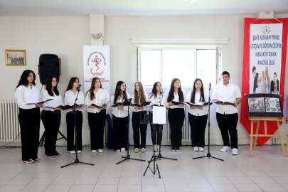 Sağlık Taraması Yaptıkları Huzurevinde Şarkılarla Gönülleri Fethediyorlar
