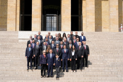Galatasaray Başkanı Dursun Özbek, Kurullarıyla Birlikte Anıtkabir’i Ziyaret Etti