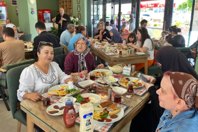 Gelibolu'da Eğitim-Bir-Sen Üyeleri Kahvaltıda Buluştu