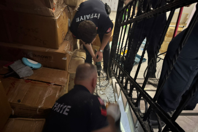 ‎Merdiven Boşluğuna Sıkışan Kedi Kurtarıldı