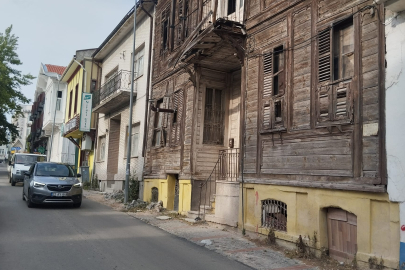 Tarihi Binanın Balkonu Tehlike Saçıyor