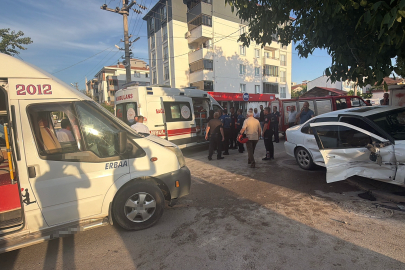 İşçi Servisi ile Otomobil Çarpıştı: 5 Yaralı