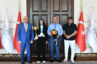 Vali Soytürk, Kick Boks Şampiyonu Öğrenciyi Makamında Ağırladı