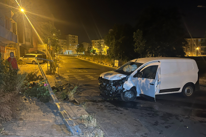 Çorlu'da Aydınlatma Direğine Çarpan Araç Hurdaya Döndü