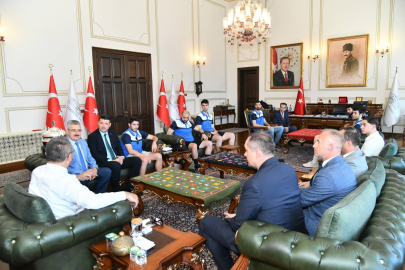 Şampiyon Basketbol Takımından Vali Soytürk’e Ziyaret