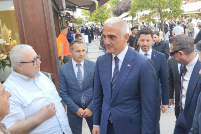 Bakan Ersoy, Saraçlar Caddesi Esnafıyla Buluştu