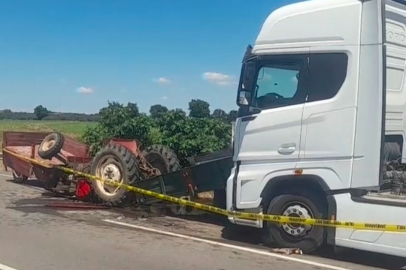 Kırklareli'nde Tırın Çarptığı Traktörün Sürücüsü Hayatını Kaybetti