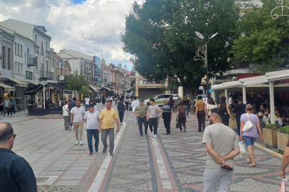 Saraçlar Caddesi’nde Pazar Hareketliliği