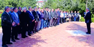 CHP ilçe Başkanlığı Atatürk Anıtı’na Çelenk Koydu