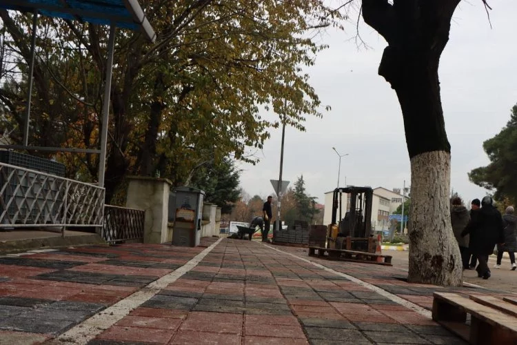 Atatürk Caddesi yeni görünüme kavuşuyor