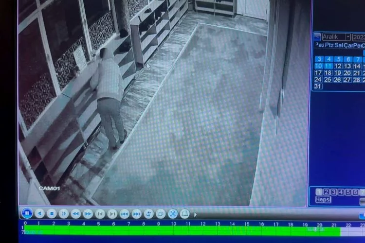 Camide ayakkabı hırsızlığı kameraya yakalandı