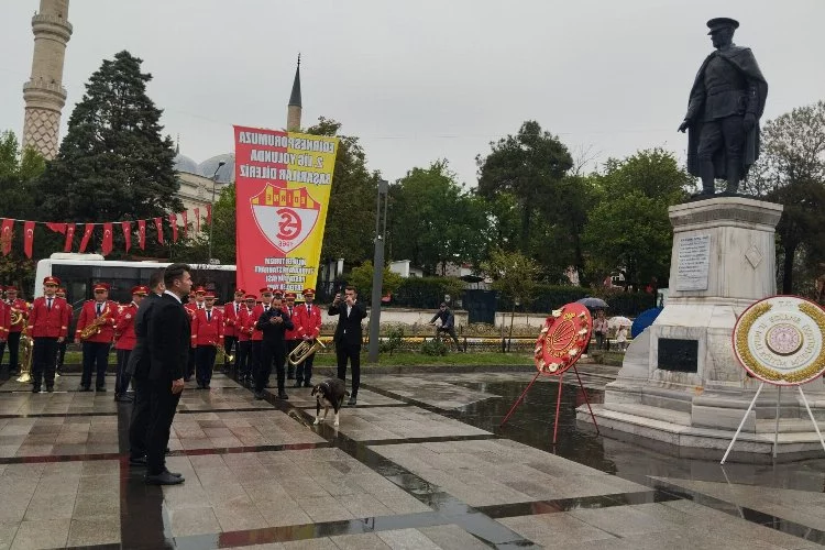CHP 23 Nisan kutlamalarına, anıta çelenk sunarak başladı