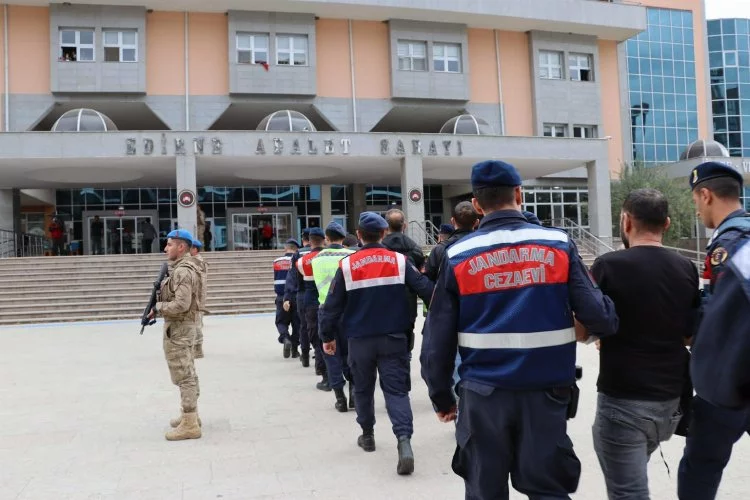 Edirne’de 8 organizatör ile 261 göçmen yakalandı