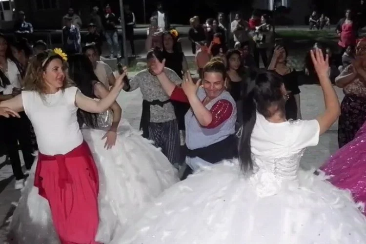 Edirne'de gelinlik giyip Hıdırellez'i kutladılar