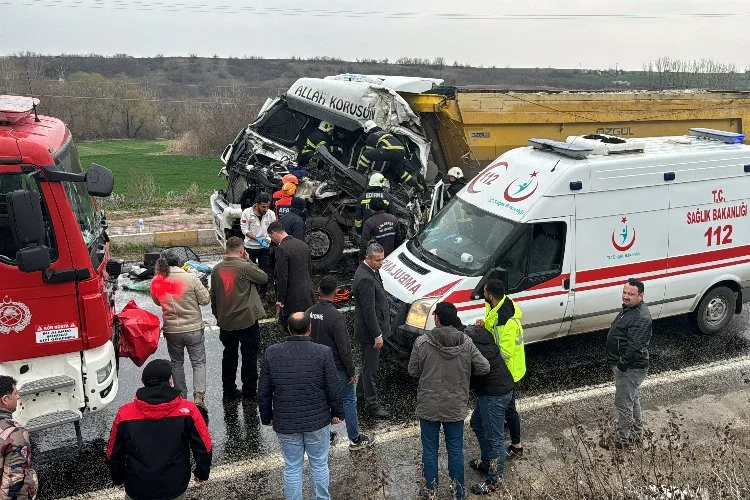 Edirne'de hafriyat kamyonları çarpıştı: 1 ölü