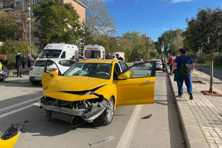 Edirne’de iki otomobil çarpıştı