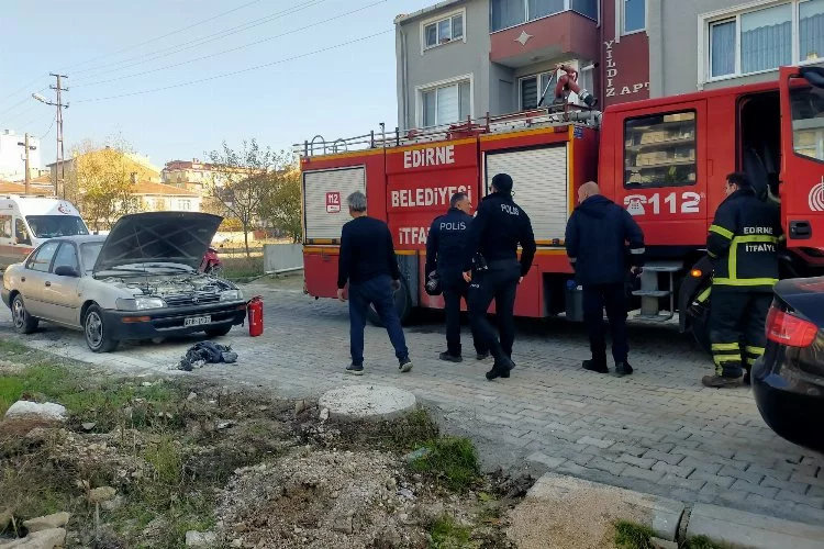 Edirne’de park halindeki otomobilde yangın çıktı