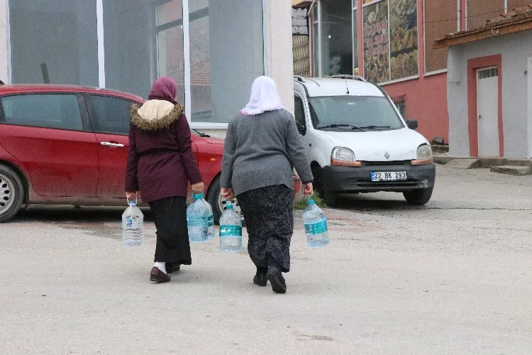 Edirne'de vatandaşlar çeşmelerden evlerine su taşıyor