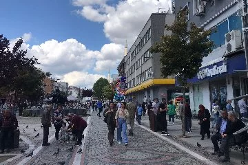 Güzel hava Edirne’de caddeleri ve çarşıları doldurdu