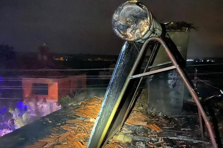 İki katlı binanın çatısında çıkan yangın söndürüldü