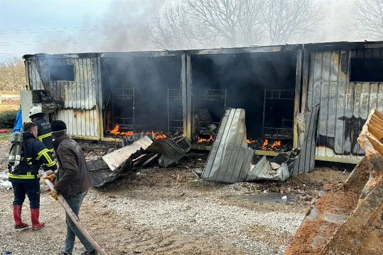 İşçi konteynerinde çıkan yangın söndürüldü