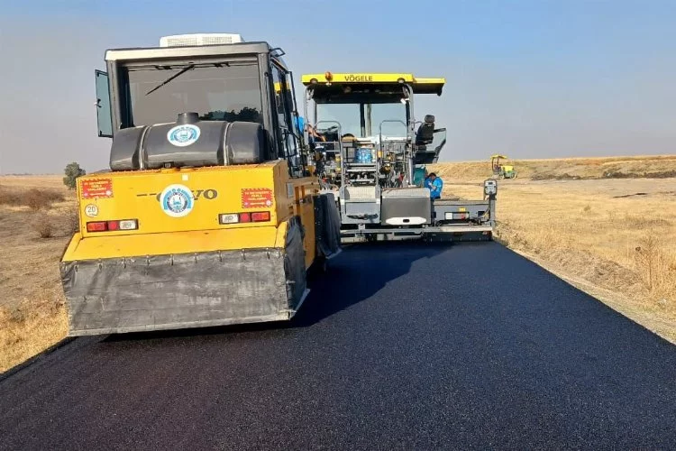 Köylerde sıcak asfalt yapımı