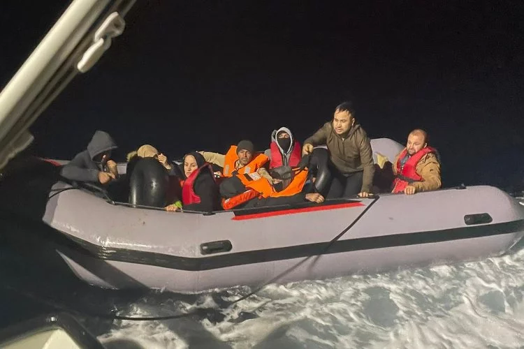 Motoru arızalanan bottaki 15 düzensiz göçmen kurtarıldı