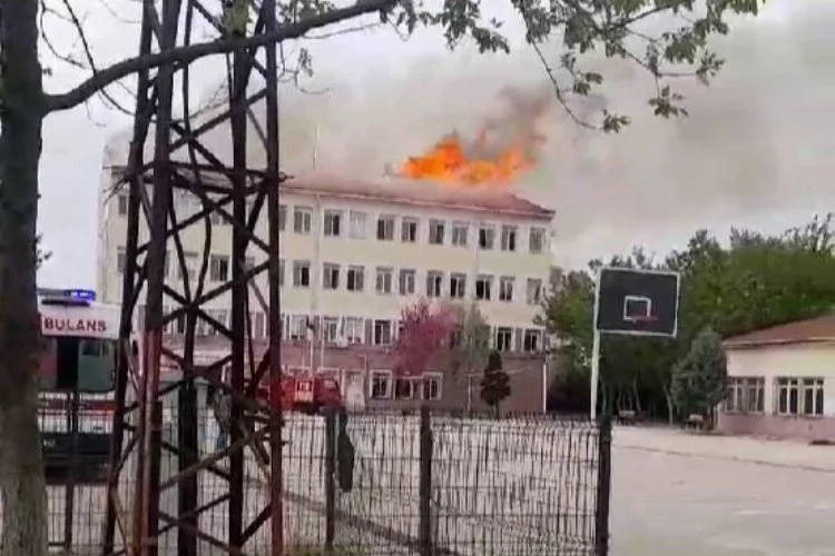 Tekirdağ’da okul çatısı alev alev yandı