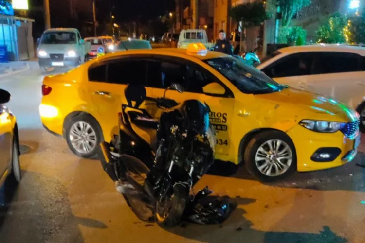 Ticari taksi ile motosikletin çarpıştı
