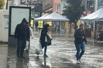 Edirne’de yağmur caddeleri boşalttı
