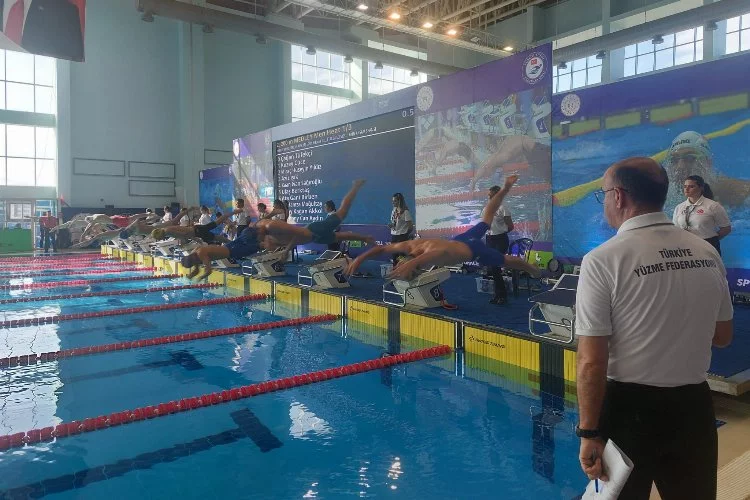Yüzme yarışmasında 4 sporcu Türkiye rekoru kırdı